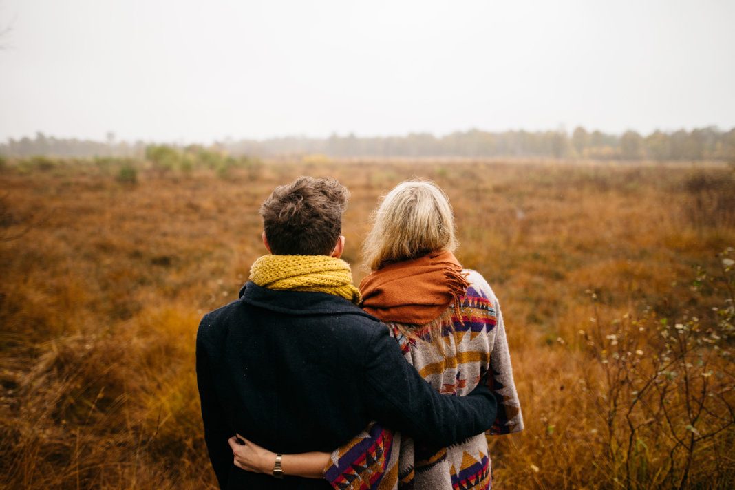 vanhempi nainen ja nuorempi mies vanhempi nainen ja nuorempi mies